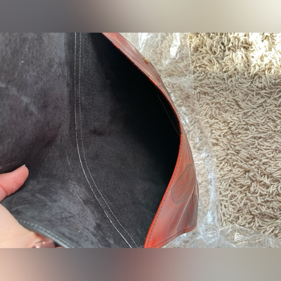 CL Whiting Leaf Leather Clutch Two Flaps - Picture 5 of 10